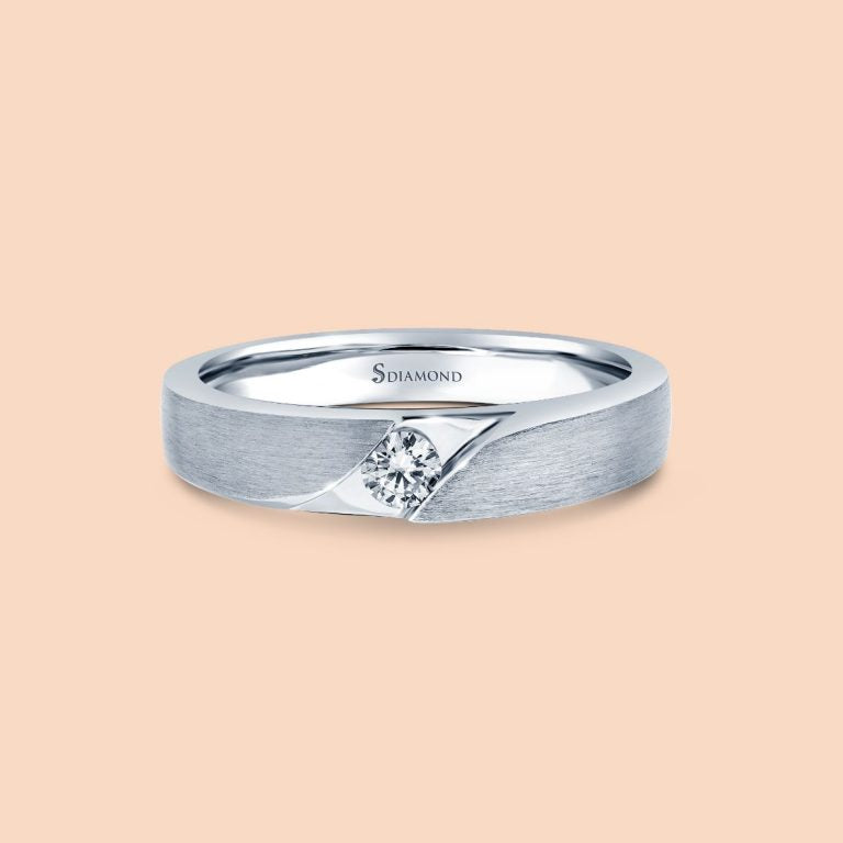 The Fluid Curve Satin Men's Diamond Ring (เดอะ ฟลูอิด เคิร์ฟ ซาติน)