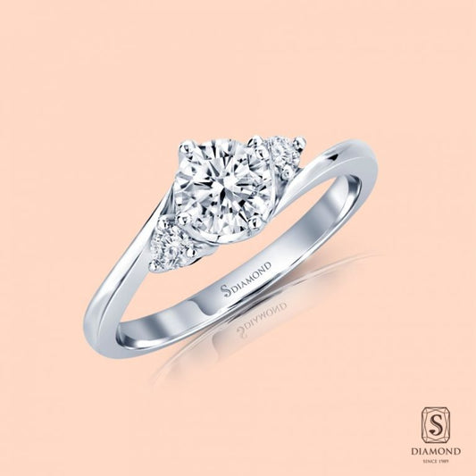 แหวนแต่งงาน Curved Solitaire with Side Diamond
