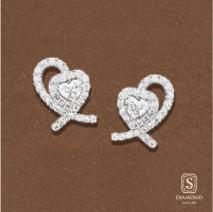 The Amour Ribbon Heart | ต่างหูเพชรหัวใจประกบดีไซน์เส้นสายพริ้วไหวมีเสน่ห์อ่อนช้อยพรีเมียม