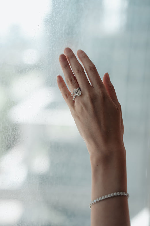 วิธีเลือกแหวนหมั้นเพชรรูปไข่ (Oval Diamond Engagement Ring) ให้สวย ดูใหญ่ และคุ้มค่าที่สุด