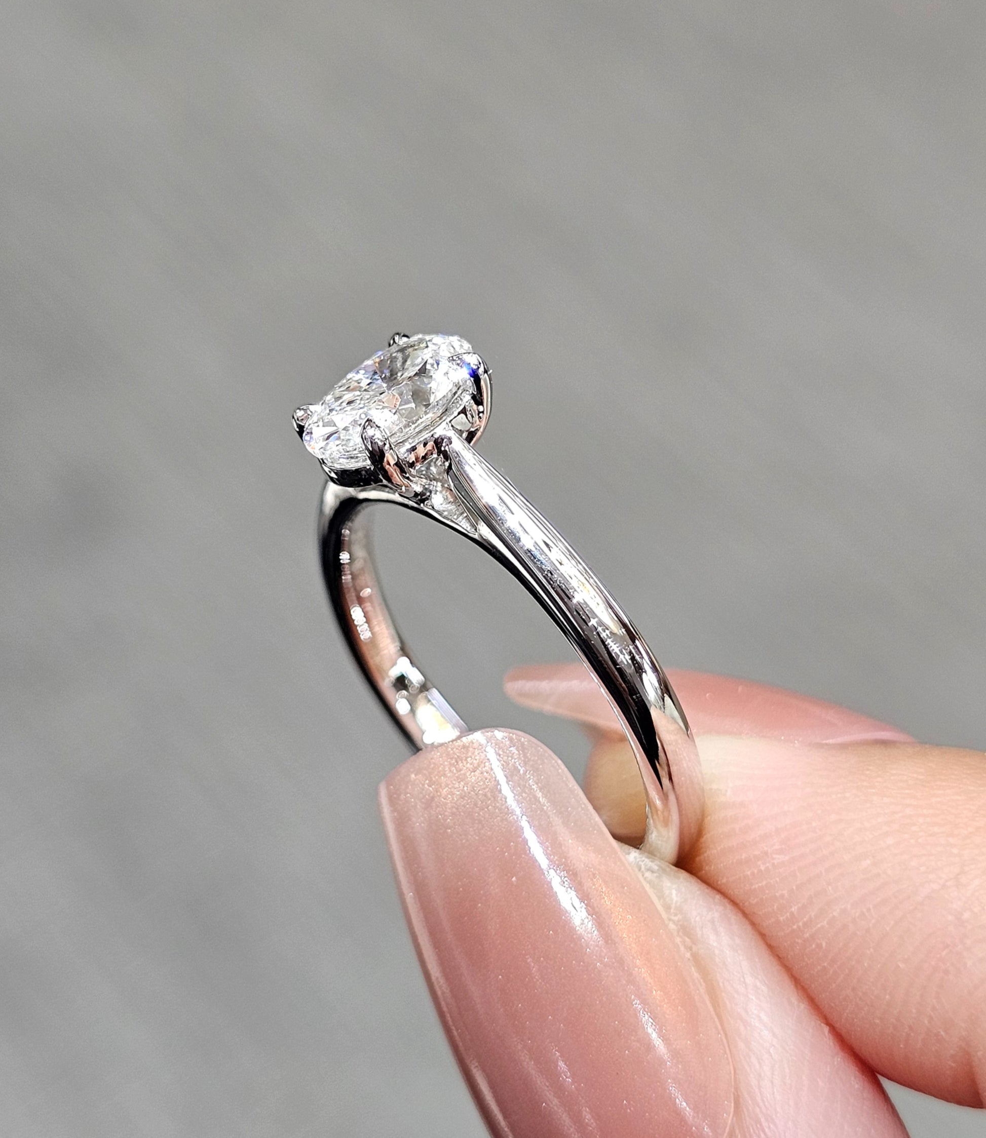 แหวนหมั้นเพชร Oval Cut เพชรธรรมชาติแบบ Solitaire ภาพระยะใกล้ S.Diamond