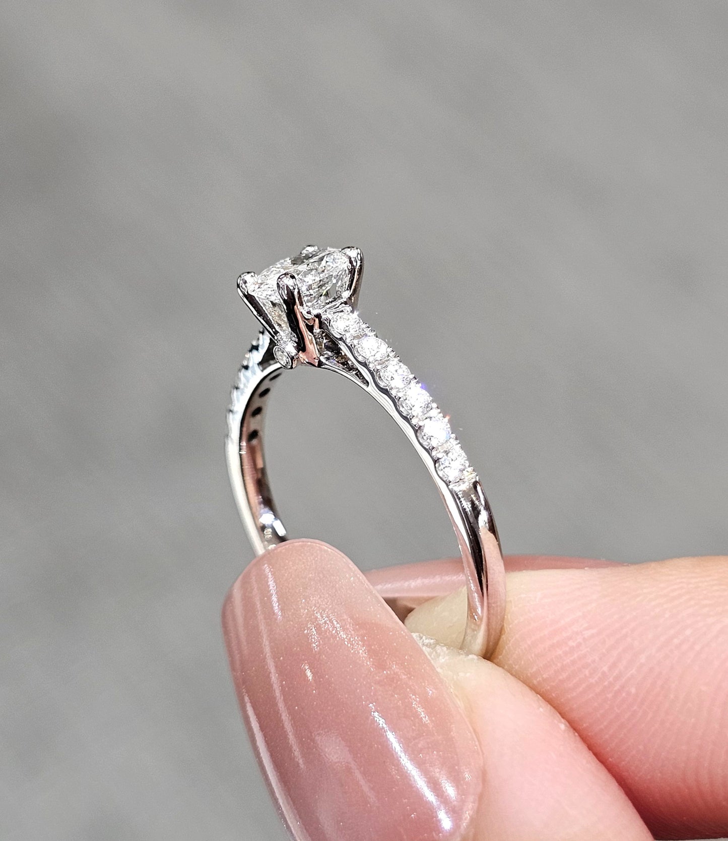 แหวนหมั้นเพชร Oval Cut ก้านประดับเพชร Pavé ภาพระยะใกล้ S.Diamond