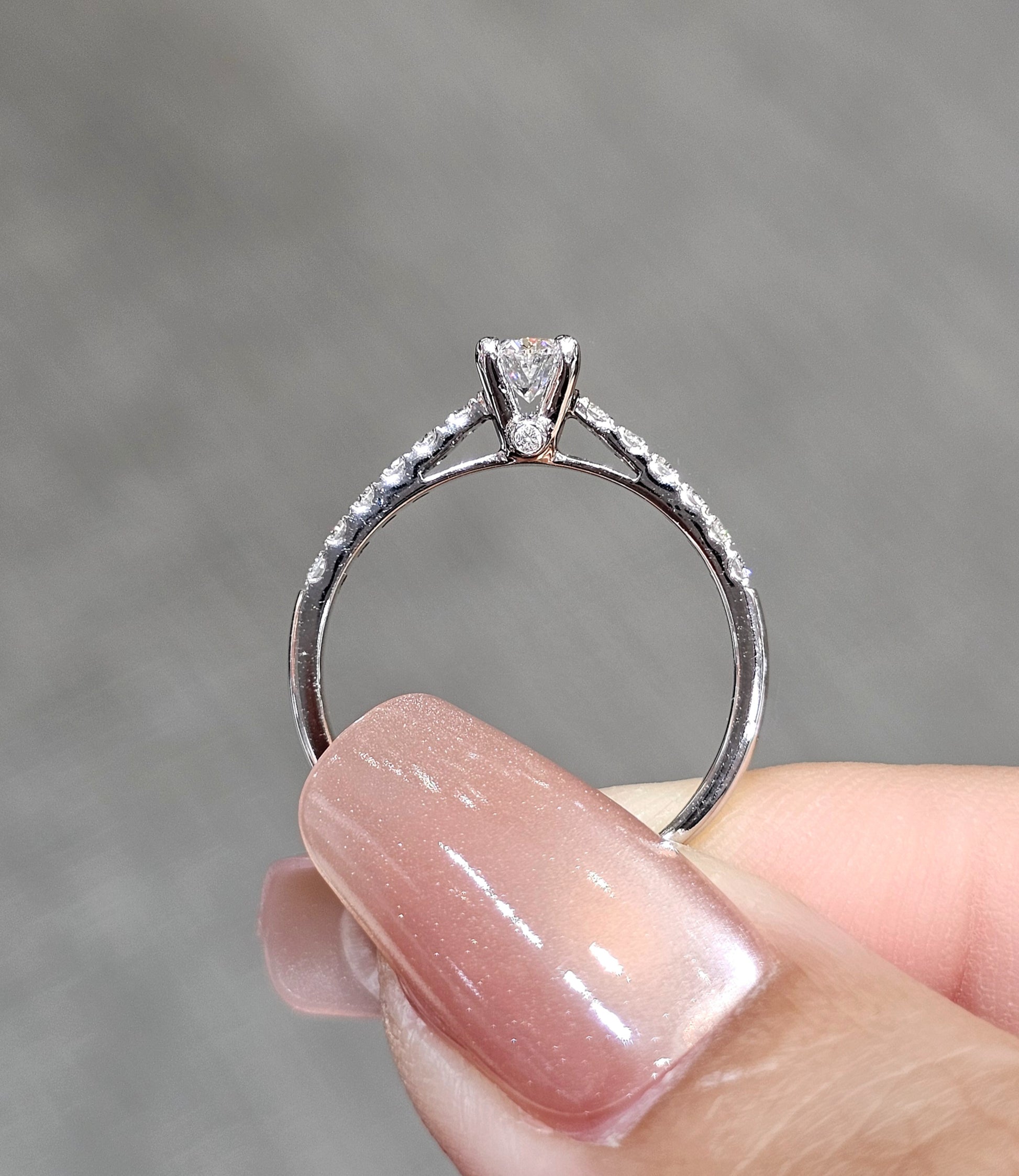 แหวนหมั้นเพชร Oval Cut ก้านประดับเพชร Pavé ภาพระยะใกล้ S.Diamond