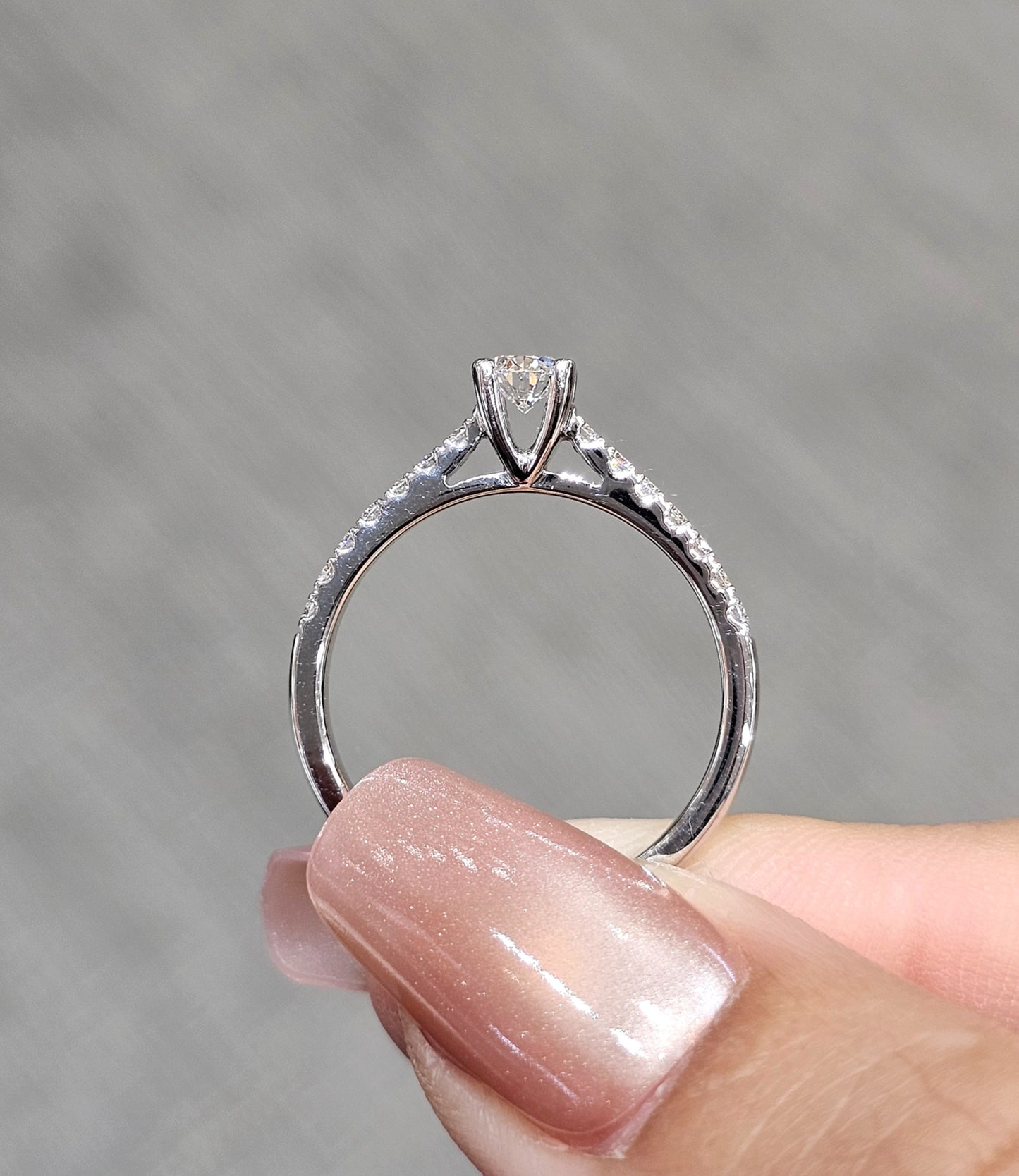 แหวนหมั้นเพชร Oval Cut Cathedral Pavé มุมด้านข้าง โครงสร้างยกหัวเพชร S.Diamond