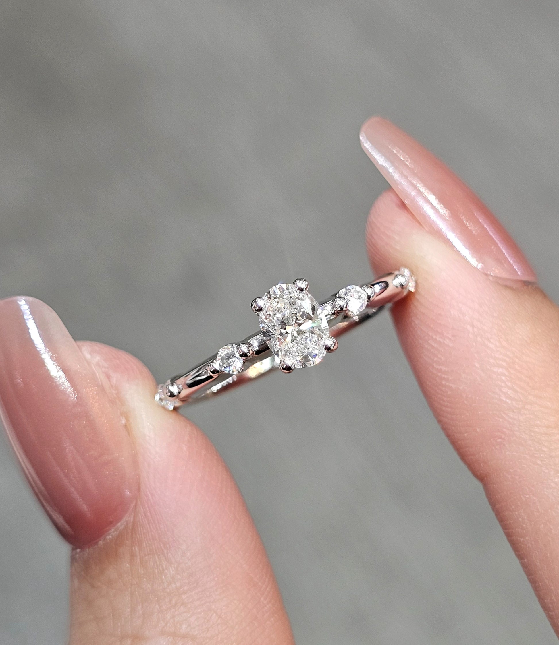 ภาพระยะใกล้แหวนหมั้นเพชร Oval Cut พร้อมเพชรข้างไล่ขนาด S.Diamond