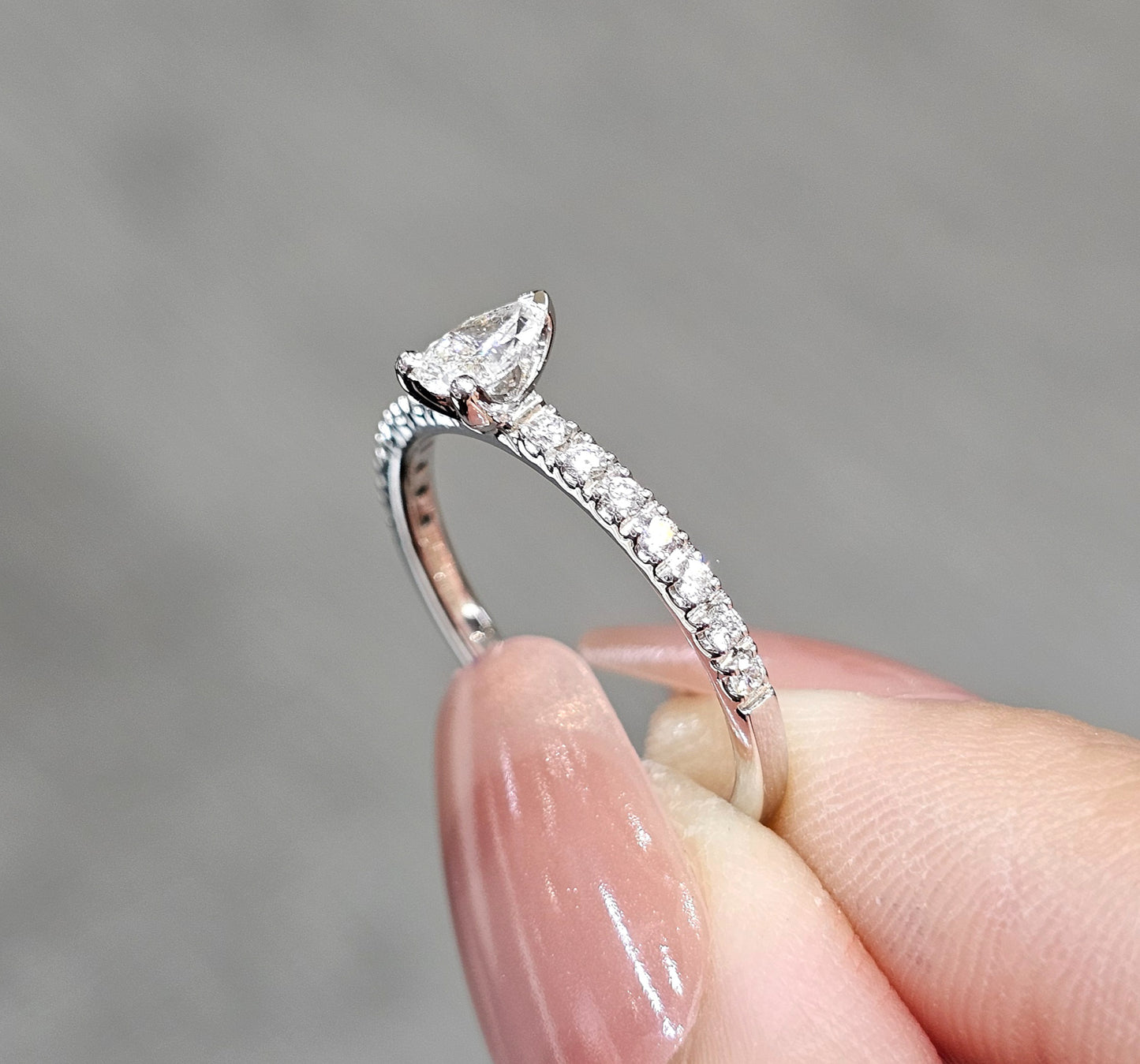 ภาพระยะใกล้แหวนหมั้นเพชรทรงหยดน้ำ Pear Cut ก้านเพชร Pavé S.Diamond