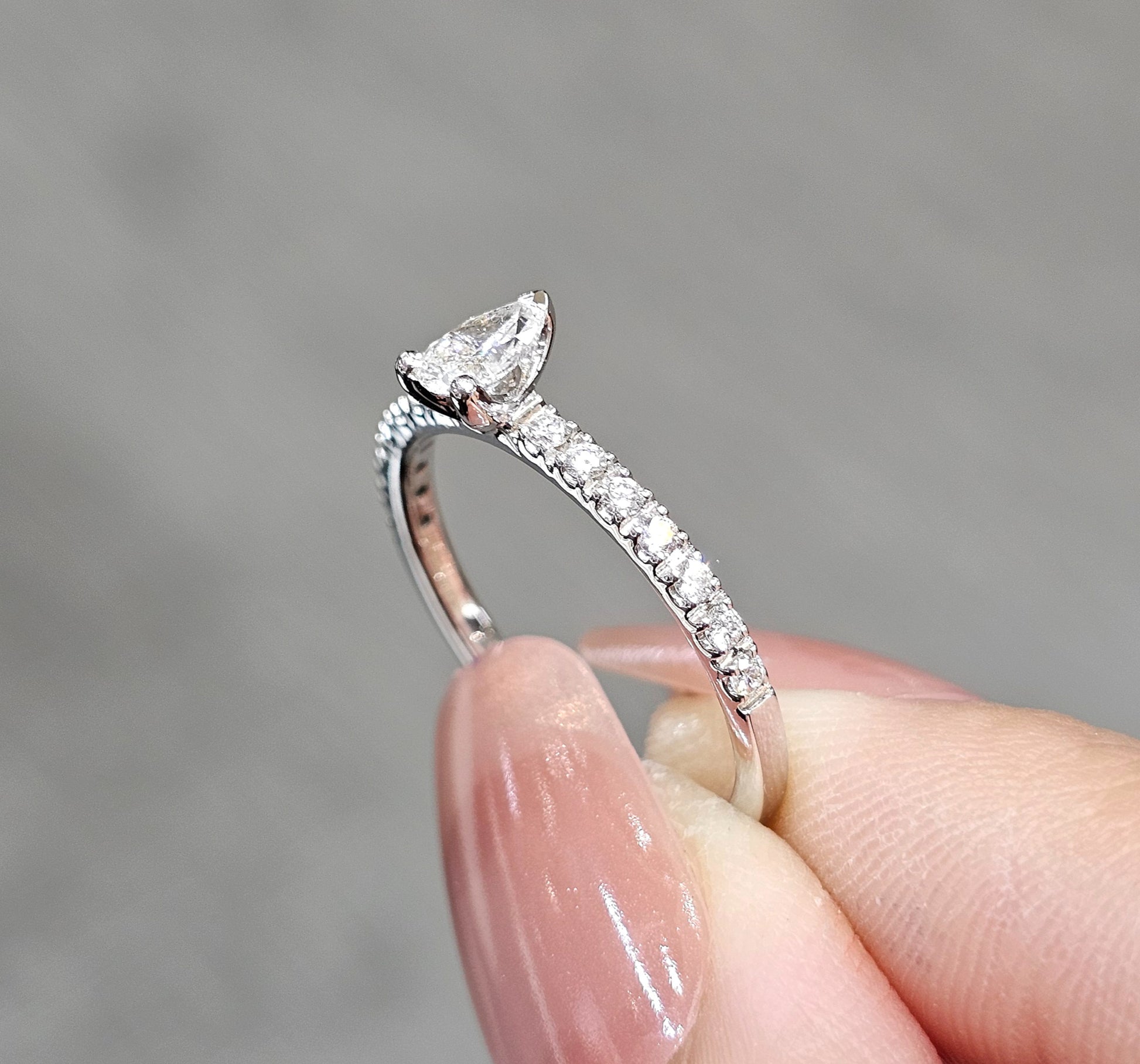ภาพระยะใกล้แหวนหมั้นเพชรทรงหยดน้ำ Pear Cut ก้านเพชร Pavé S.Diamond