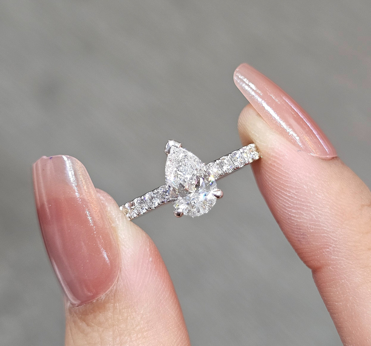 ภาพระยะใกล้แหวนหมั้นเพชร Pear Cut ทรงหยดน้ำ ก้านเพชร Pavé S.Diamond