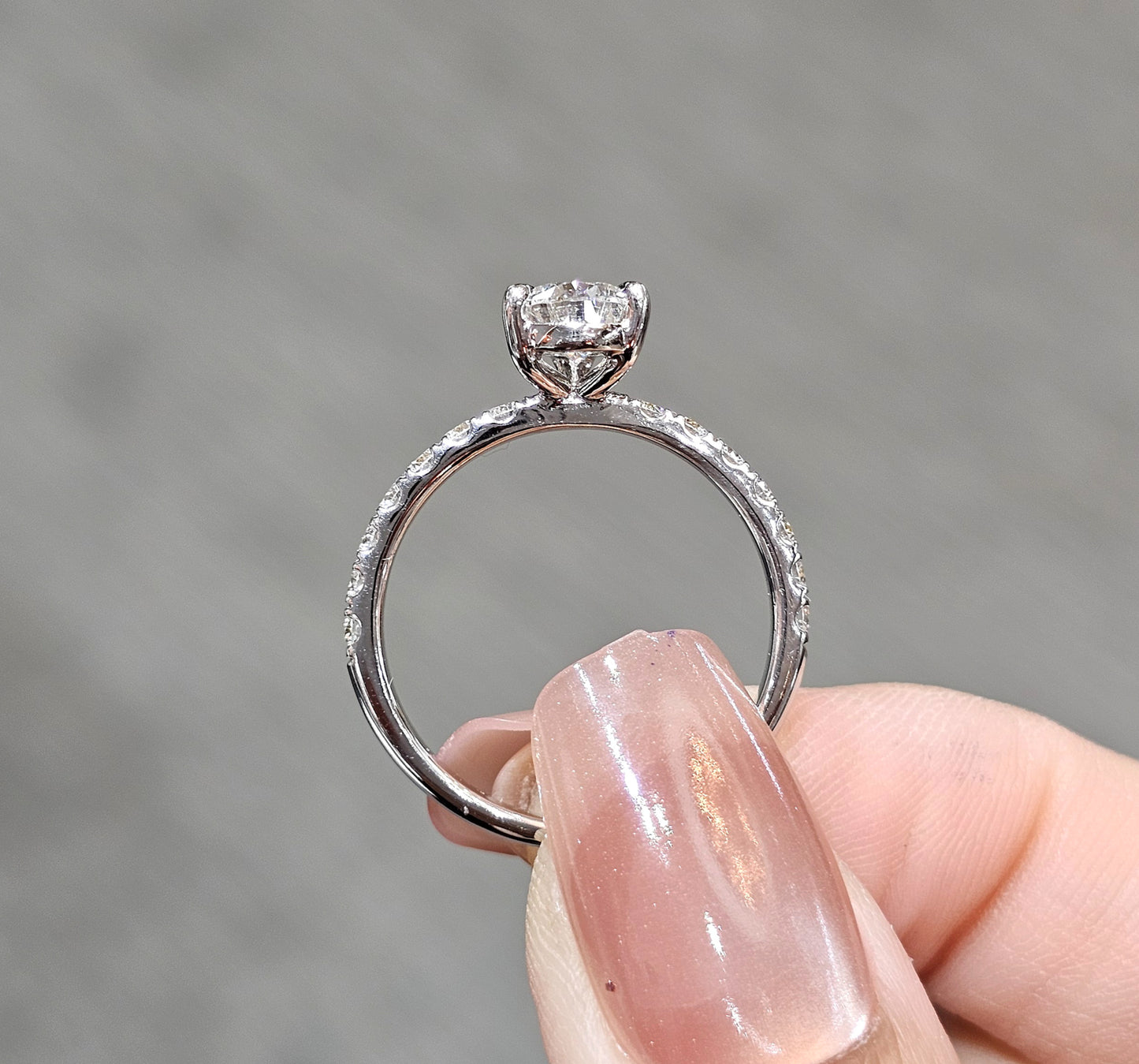 แหวนหมั้นเพชร Pear Cut Cathedral Pavé มุมด้านข้าง ตัวเรือนยกหัวเพชร S.Diamond