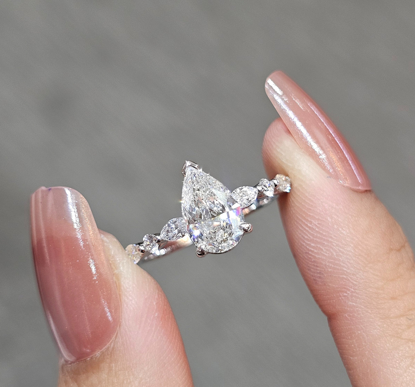 แหวนหมั้นเพชรทรงหยดน้ำ Pear Cut ประดับเพชรข้าง Marquise ไล่ขนาด S.Diamond กรุงเทพ