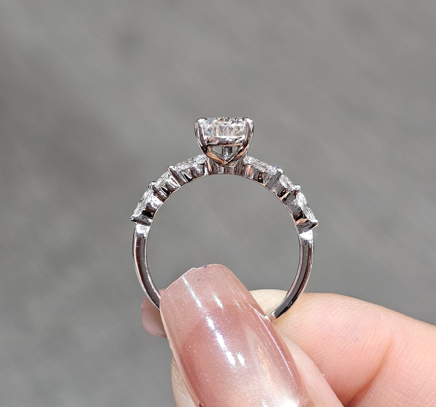 ภาพระยะใกล้แหวนหมั้นเพชร Pear Cut ข้าง Marquise และ Round Diamond S.Diamond