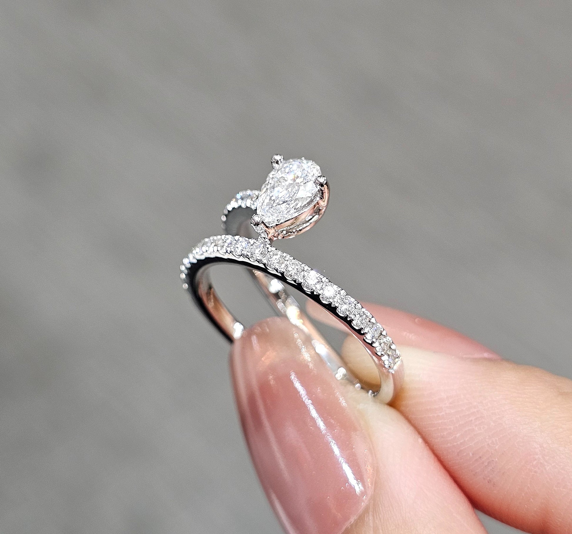 แหวนหมั้นเพชร Pear Cut มุมด้านข้าง ก้านเพชร Pavé S.Diamond