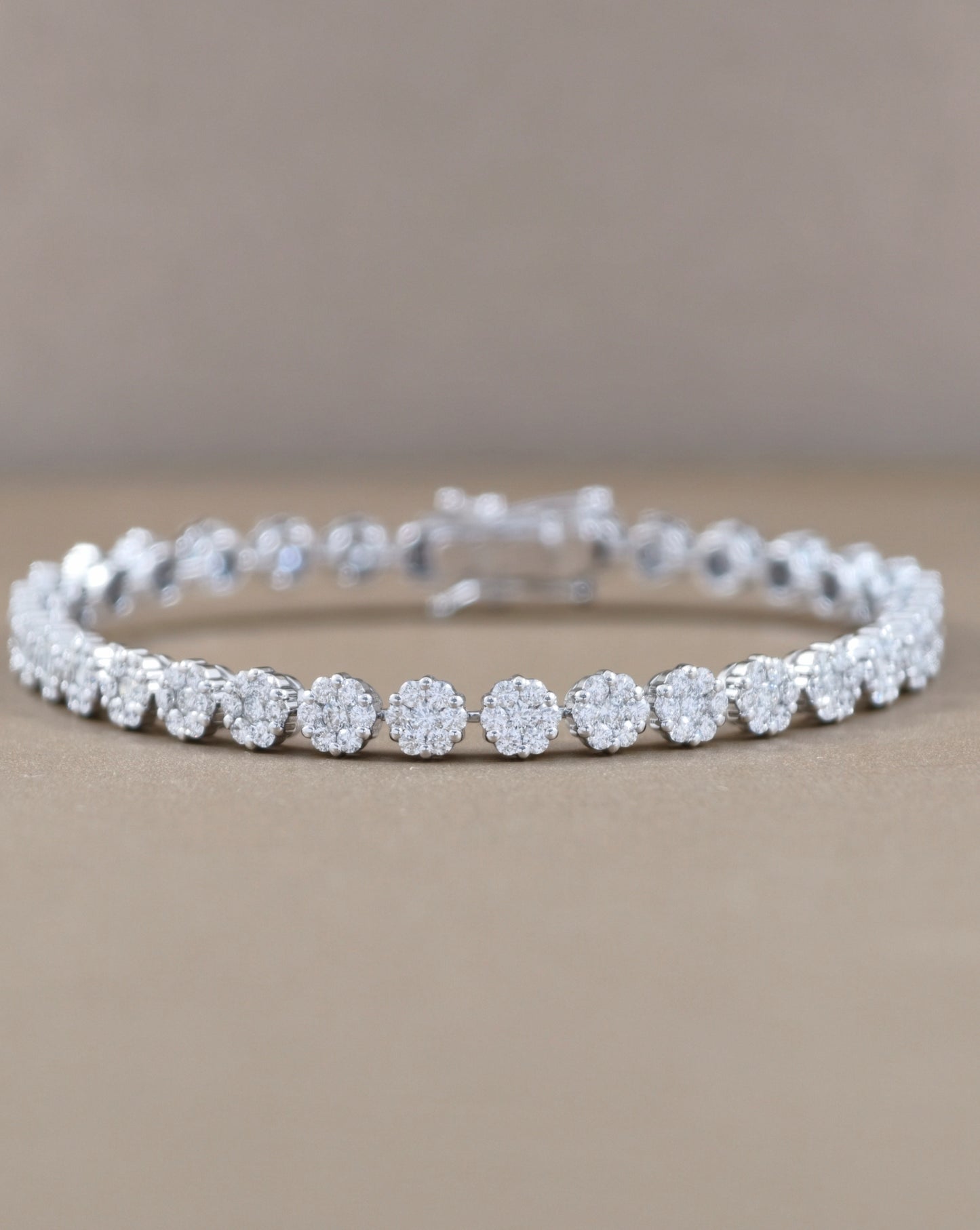 สร้อยข้อมือเพชรแท้ Round Cut ประกบเพชรกลม 5 เม็ดเป็น Cluster ตัวเรือนทองคำขาว S.Diamond กรุงเทพ