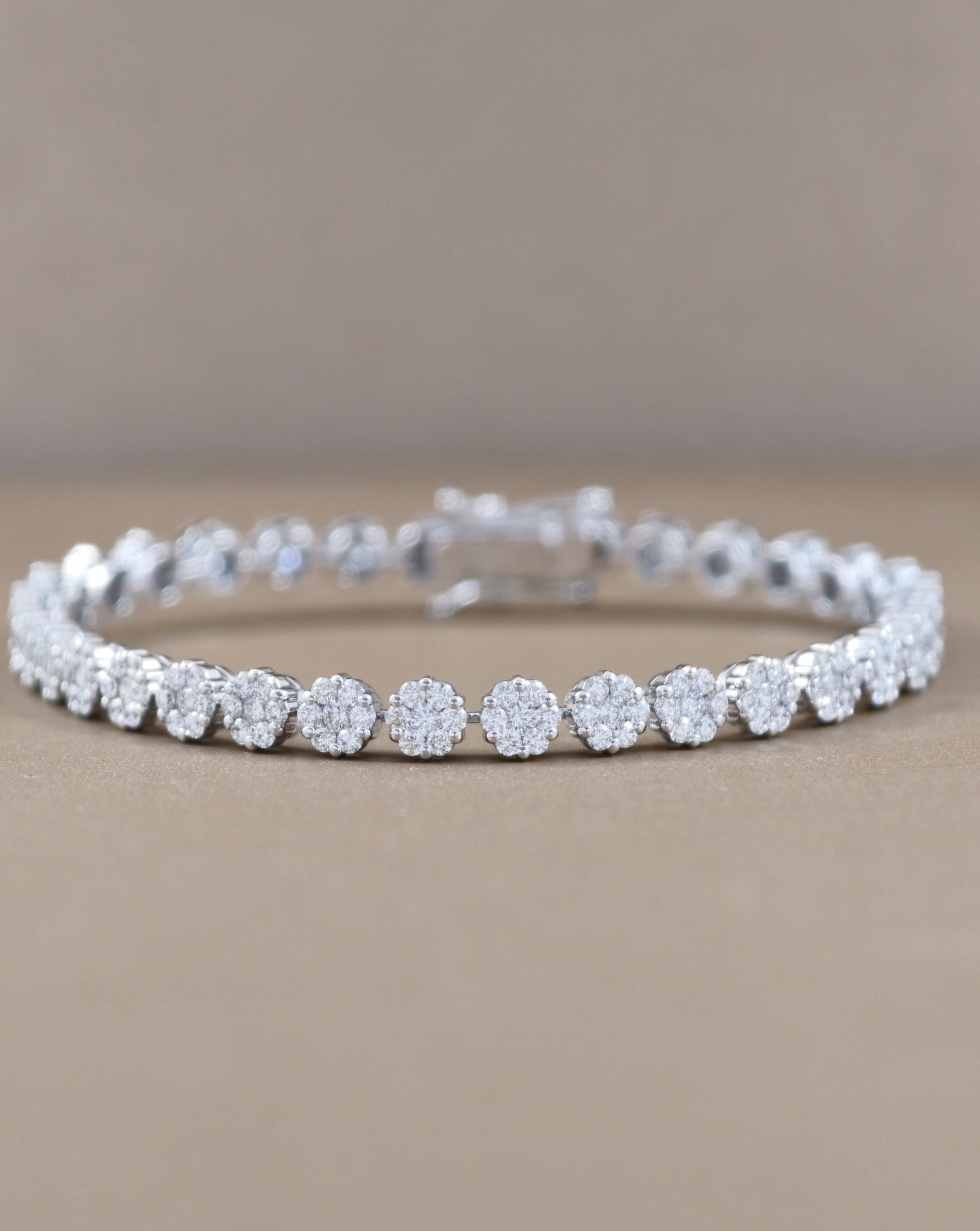 สร้อยข้อมือเพชรแท้ Round Cut ประกบเพชรกลม 5 เม็ดเป็น Cluster ตัวเรือนทองคำขาว S.Diamond กรุงเทพ