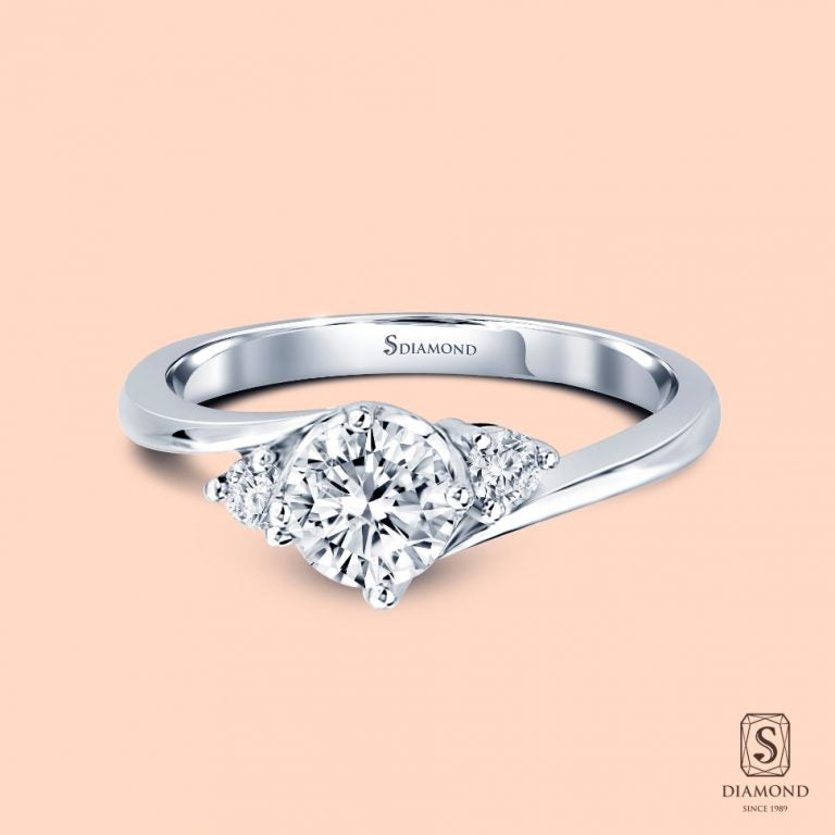 แหวนแต่งงาน Curved Solitaire with Side Diamond