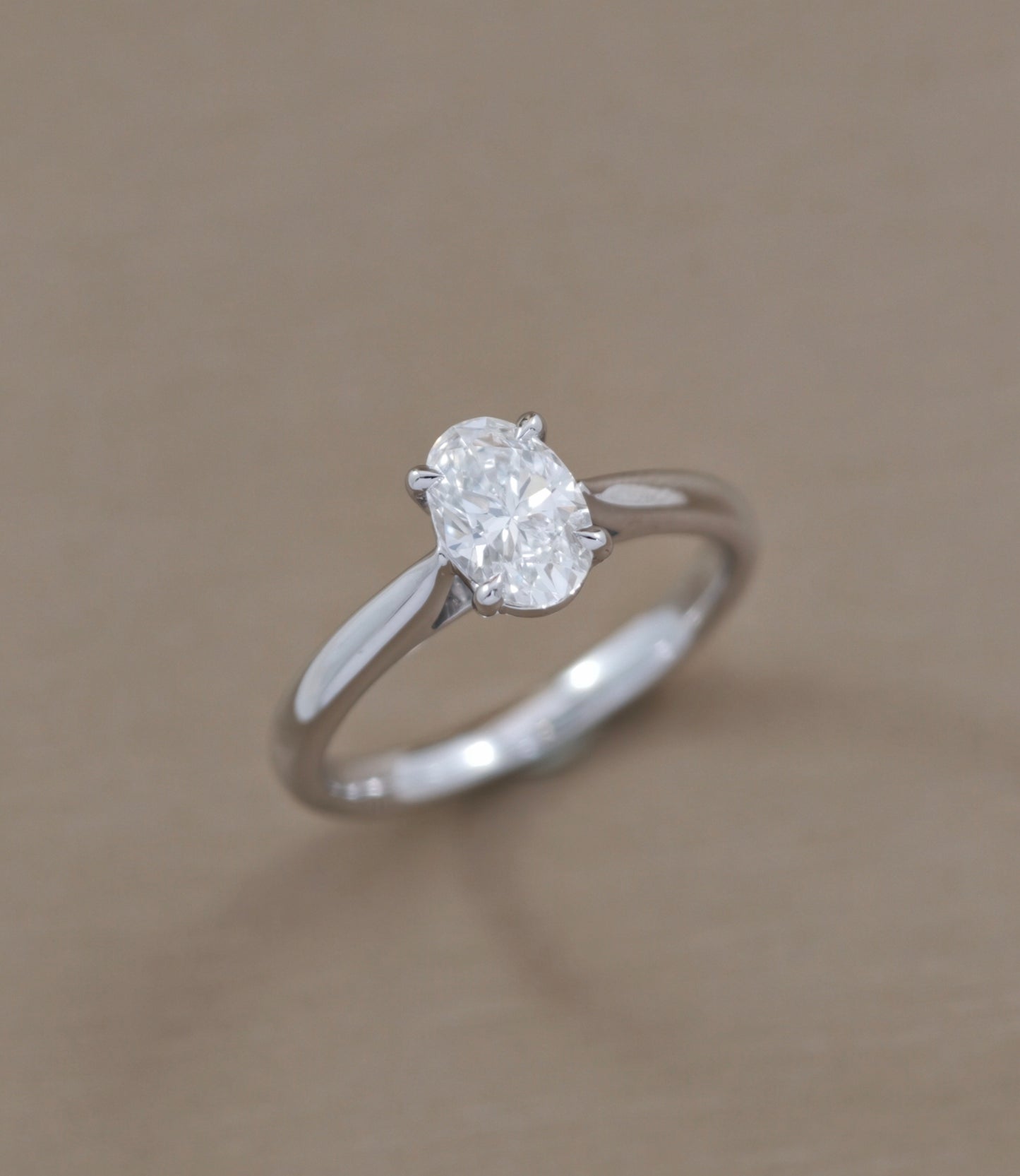 แหวนหมั้นเพชรรูปไข่ Oval Cut แหวนชูเพชรเม็ดเดี่ยวตัวเรือนทองคำขาว S.Diamond กรุงเทพ