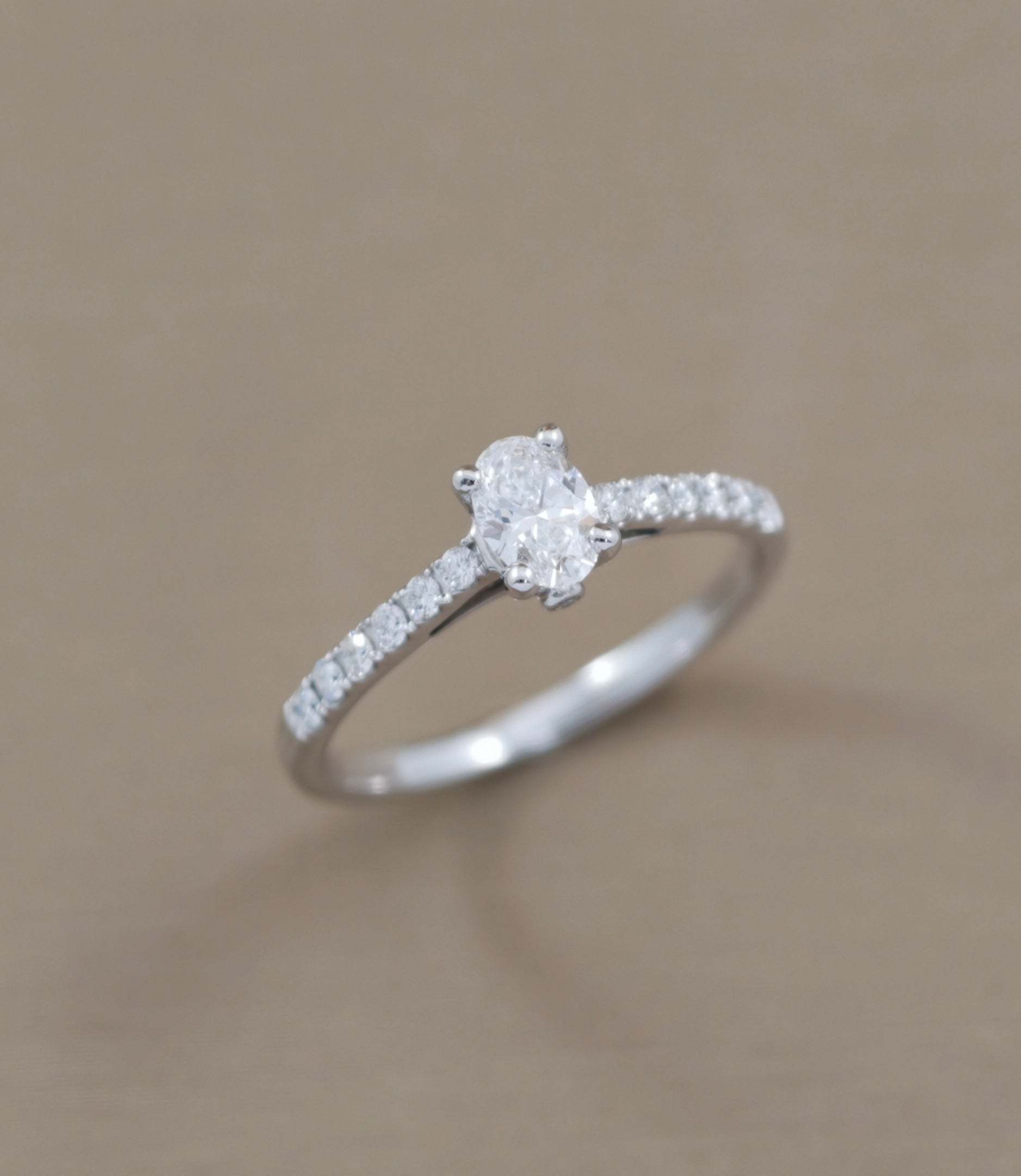 แหวนหมั้นเพชรรูปไข่ Oval Cut ก้านเพชร Pavé ตัวเรือนทองคำขาว S.Diamond กรุงเทพ