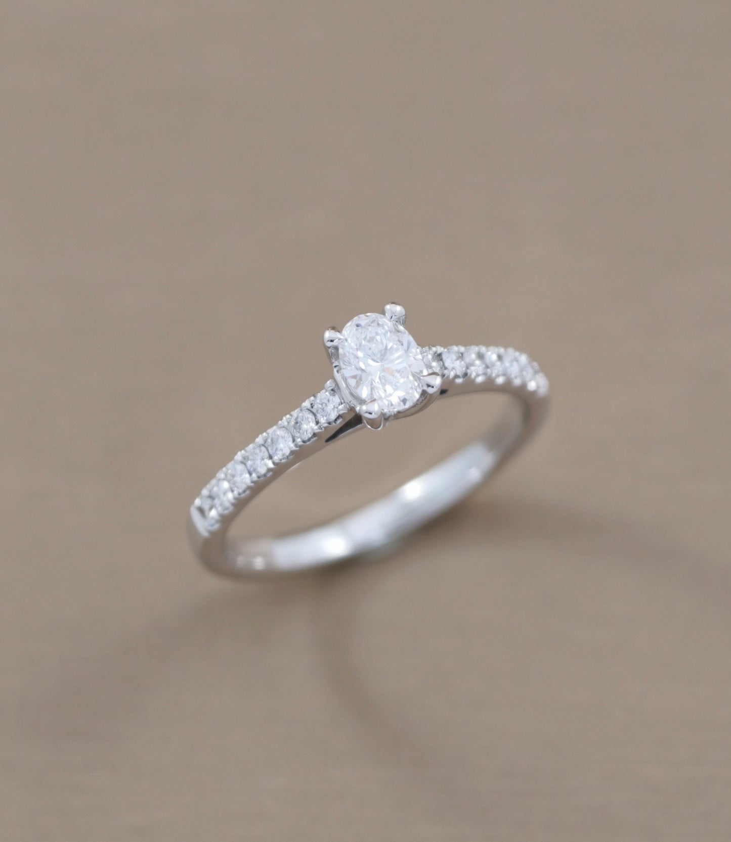 แหวนหมั้นเพชรรูปไข่ Oval Cut Cathedral Pavé ก้านเพชรตัวเรือนทองคำขาว S.Diamond กรุงเทพ