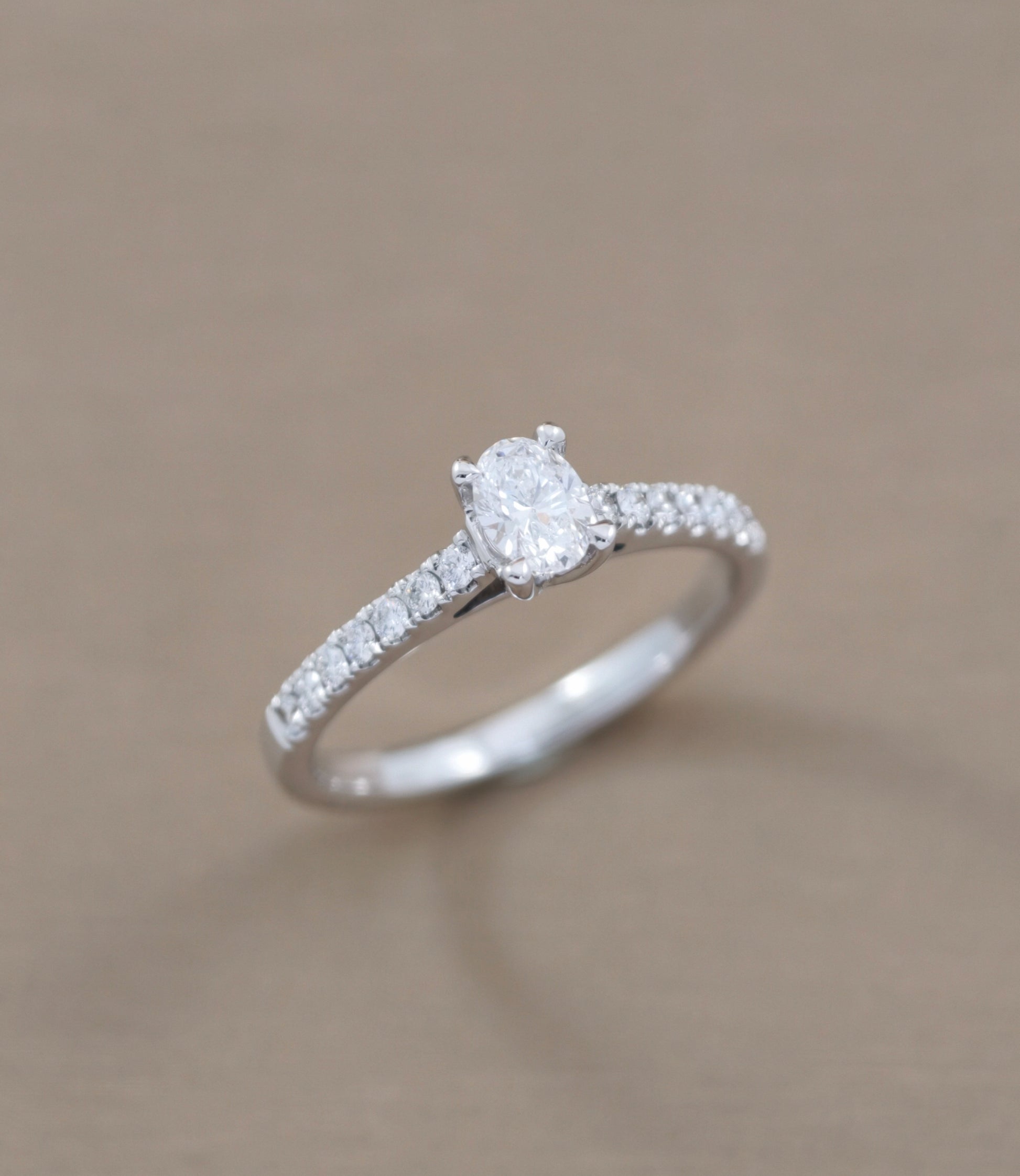 แหวนหมั้นเพชรรูปไข่ Oval Cut Cathedral Pavé ก้านเพชรตัวเรือนทองคำขาว S.Diamond กรุงเทพ