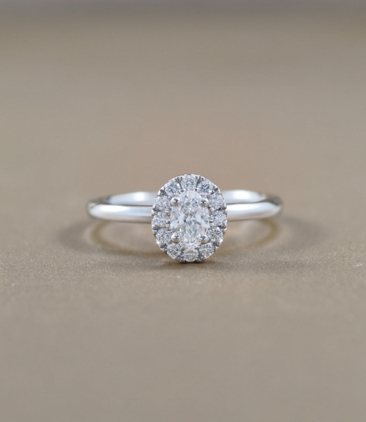 WHITE GOLD ENGAGEMENT RING 