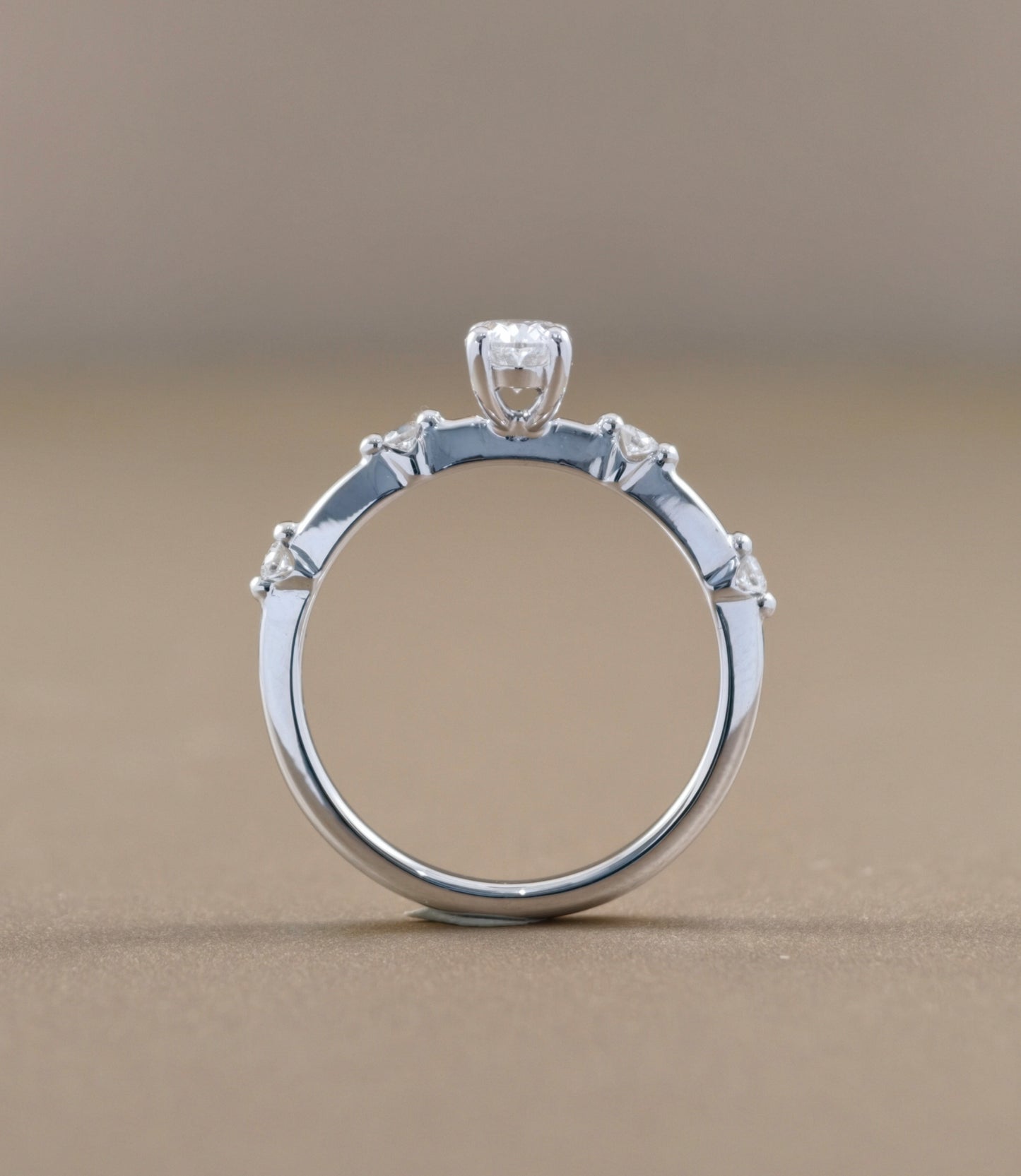 แหวนหมั้นเพชร Oval Cut เม็ดกลางประดับเพชรข้างไล่ขนาด มุมเฉียง S.Diamond