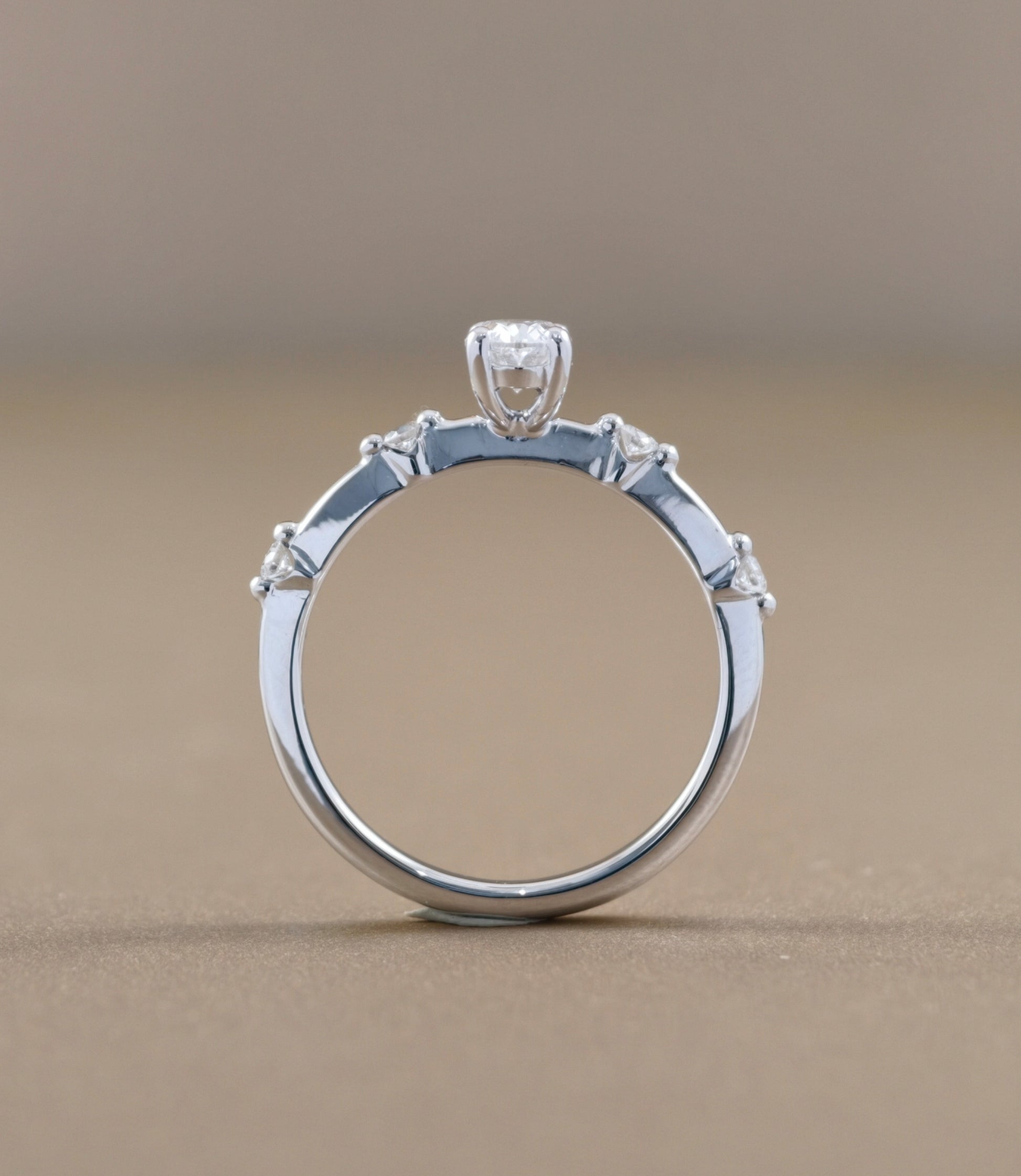 แหวนหมั้นเพชร Oval Cut เม็ดกลางประดับเพชรข้างไล่ขนาด มุมเฉียง S.Diamond