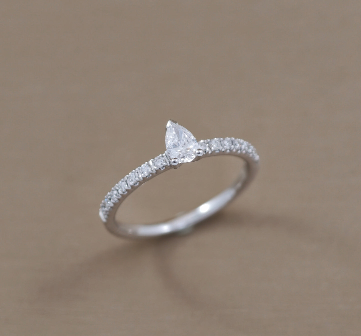แหวนหมั้นเพชรทรงหยดน้ำ Pear Cut ก้านเพชร Pavé แบบ Solitaire จาก S.Diamond กรุงเทพ