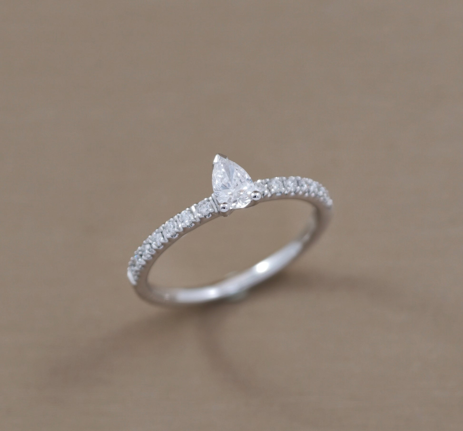แหวนหมั้นเพชรทรงหยดน้ำ Pear Cut ก้านเพชร Pavé แบบ Solitaire จาก S.Diamond กรุงเทพ
