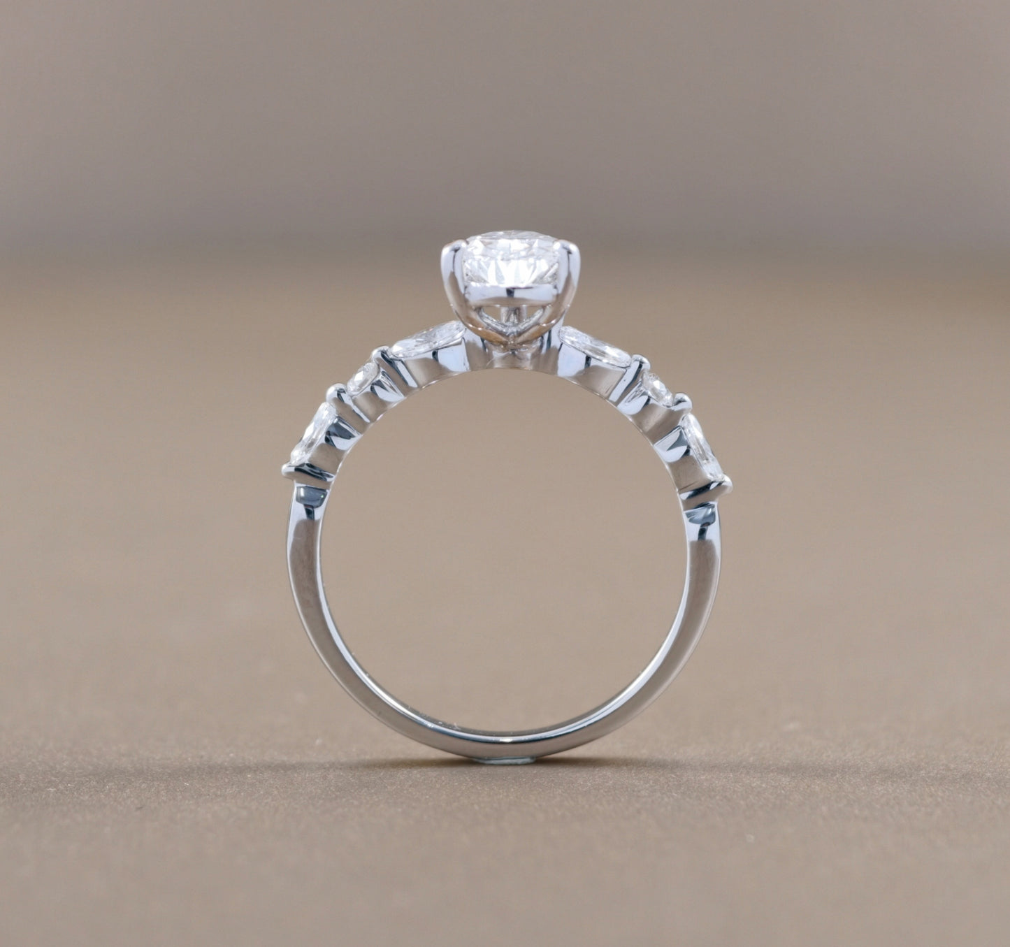 แหวนหมั้นเพชรทรงหยดน้ำ Pear Cut ข้าง Marquise มุมด้านข้าง S.Diamond
