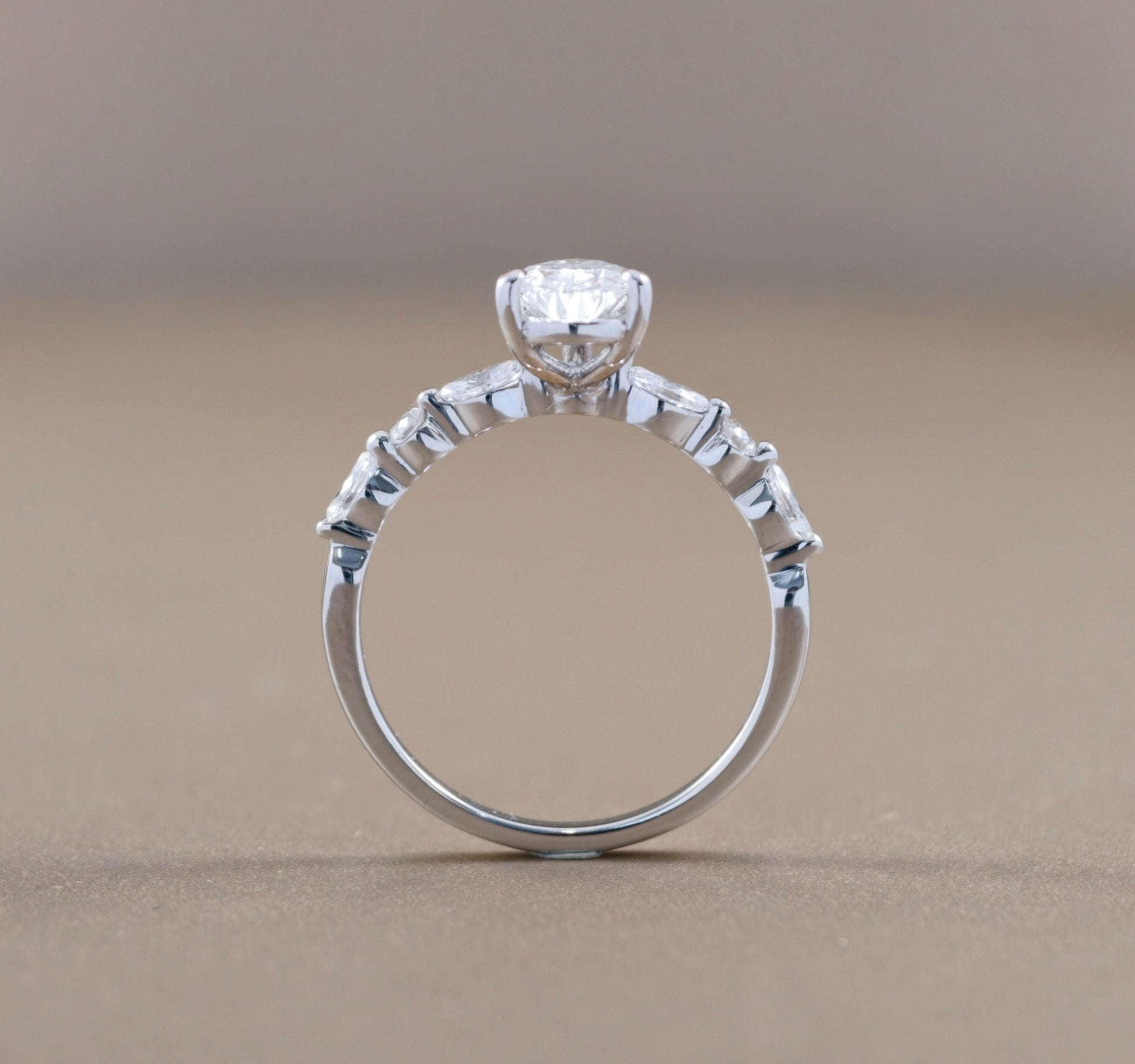 แหวนหมั้นเพชรทรงหยดน้ำ Pear Cut ข้าง Marquise มุมด้านข้าง S.Diamond