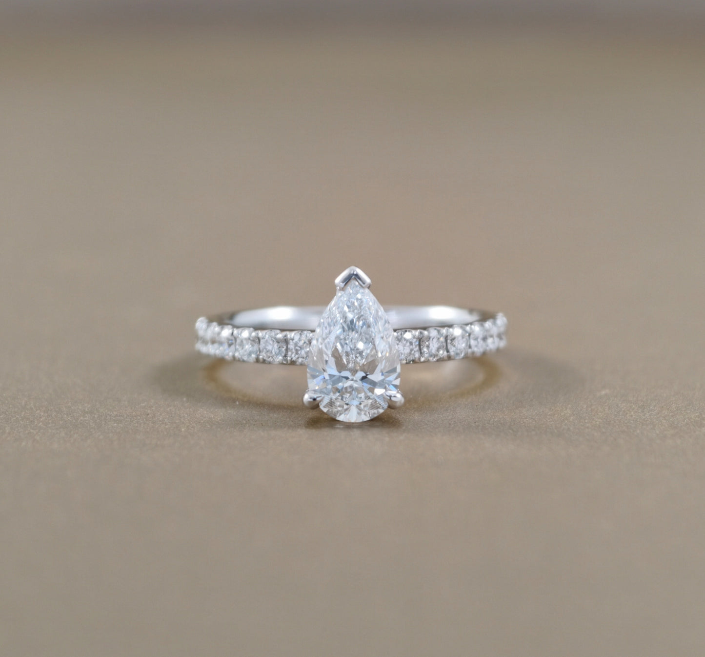 แหวนหมั้นเพชรทรงหยดน้ำ Pear Cut Cathedral Pavé ตัวเรือนทองคำขาว S.Diamond กรุงเทพ