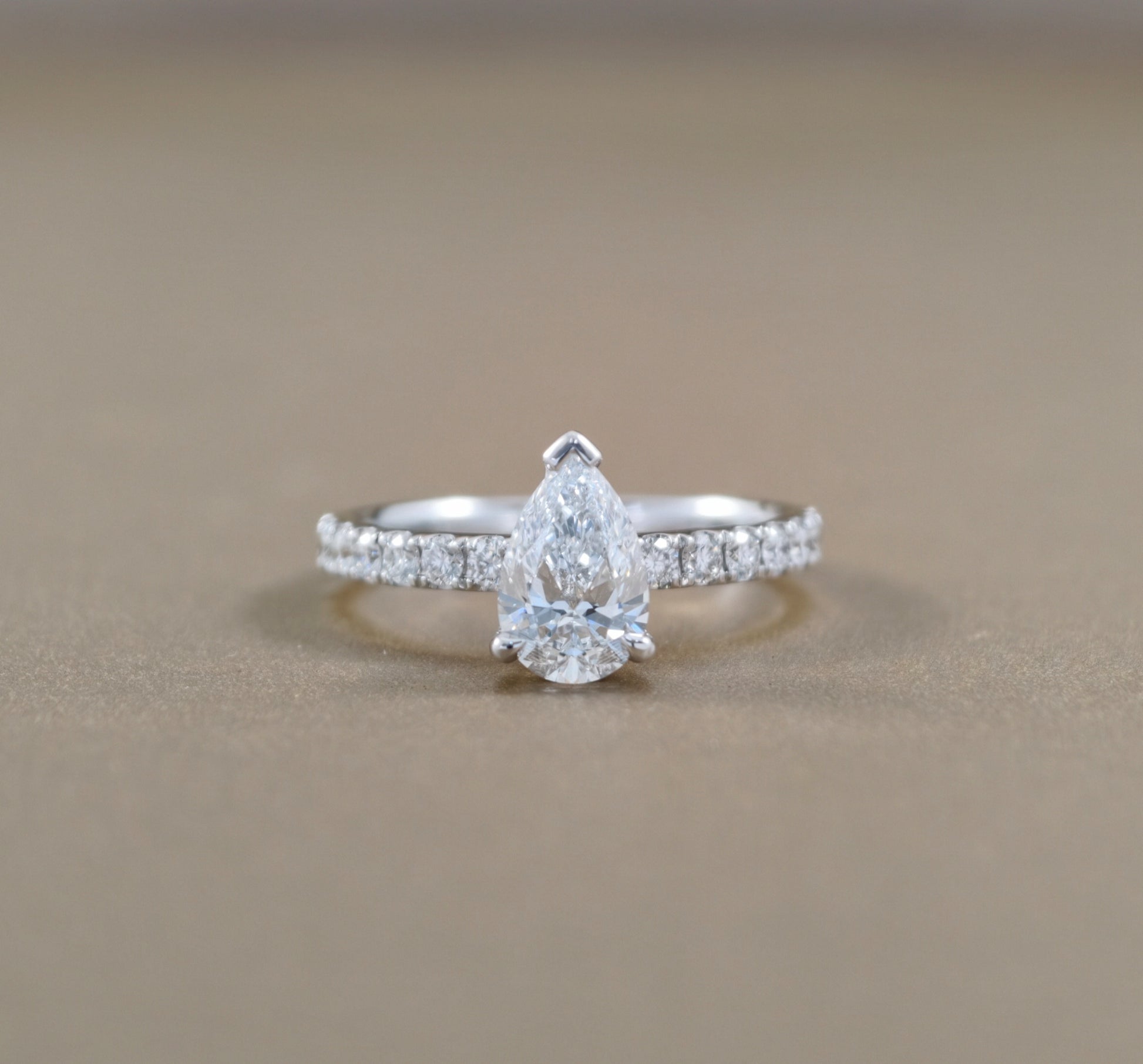 แหวนหมั้นเพชรทรงหยดน้ำ Pear Cut Cathedral Pavé ตัวเรือนทองคำขาว S.Diamond กรุงเทพ