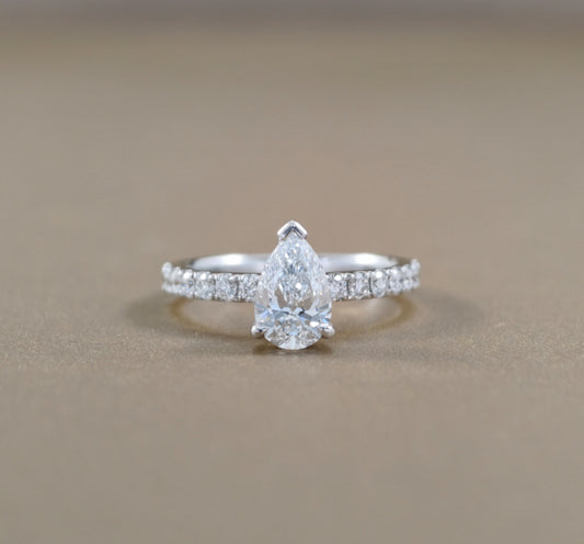 แหวนหมั้นเพชรทรงหยดน้ำ Pear Cut Cathedral Pavé ตัวเรือนทองคำขาว S.Diamond กรุงเทพ