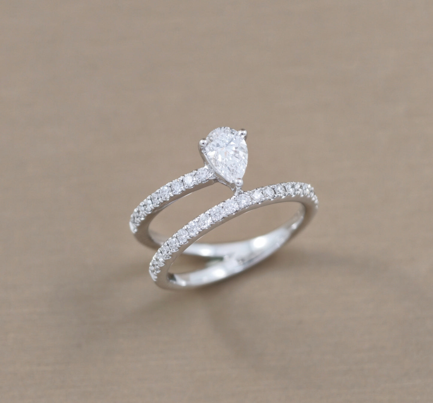 แหวนหมั้นเพชรทรงหยดน้ำ Pear Cut ก้านเพชร Pavé ตัวเรือนทองคำขาว S.Diamond กรุงเทพ