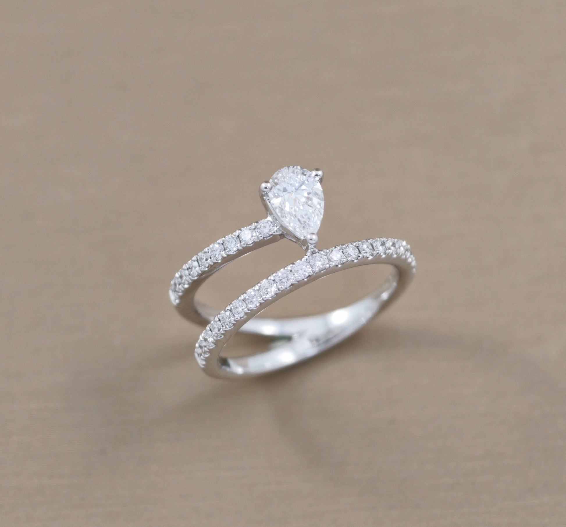 แหวนหมั้นเพชรทรงหยดน้ำ Pear Cut ก้านเพชร Pavé ตัวเรือนทองคำขาว S.Diamond กรุงเทพ