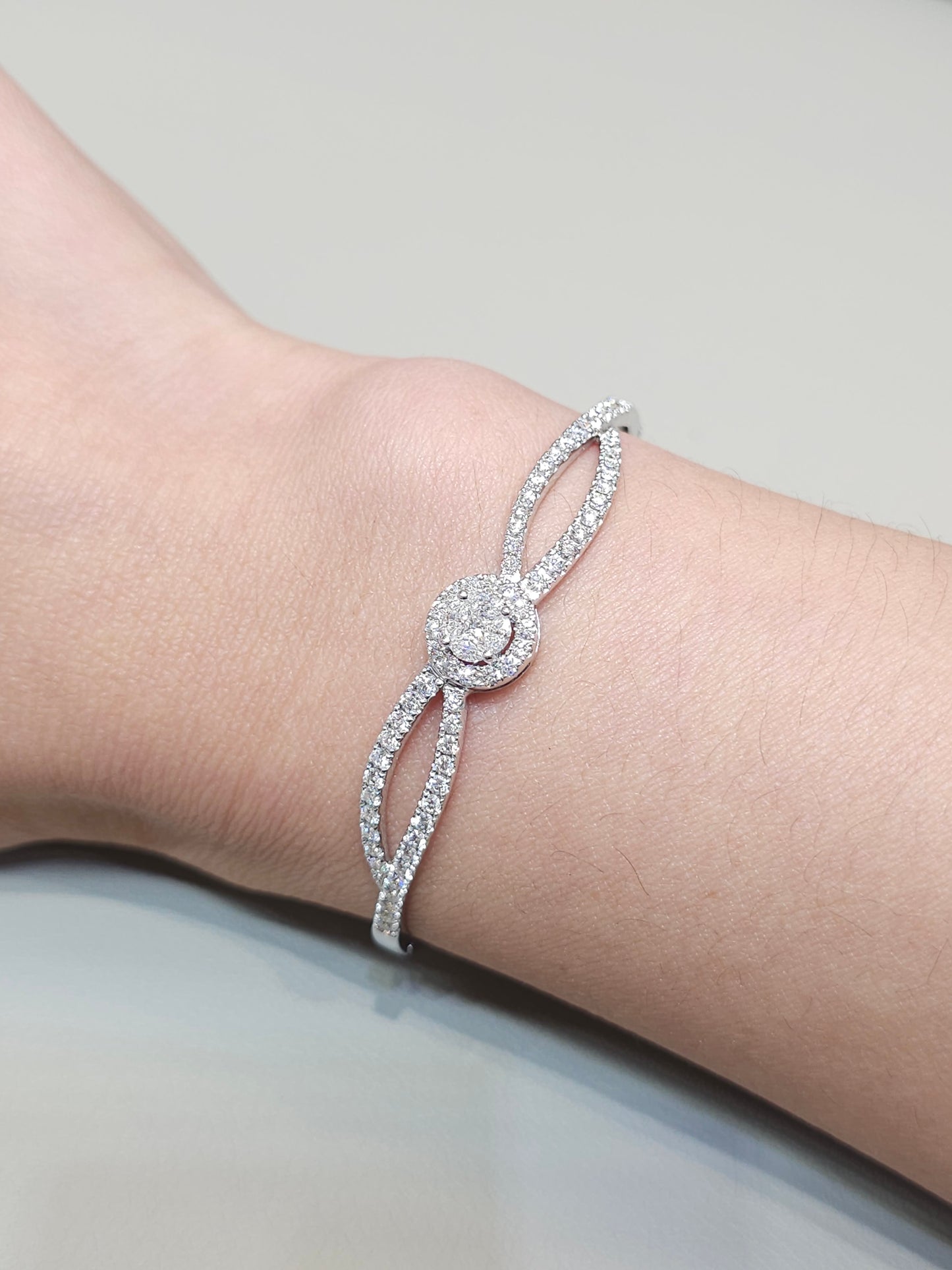 กำไลเพชรแท้ Elysian Embrace ดีไซน์ Infinity พร้อมเพชร Halo ตัวเรือนทองคำขาว 18K จาก S.Diamond
