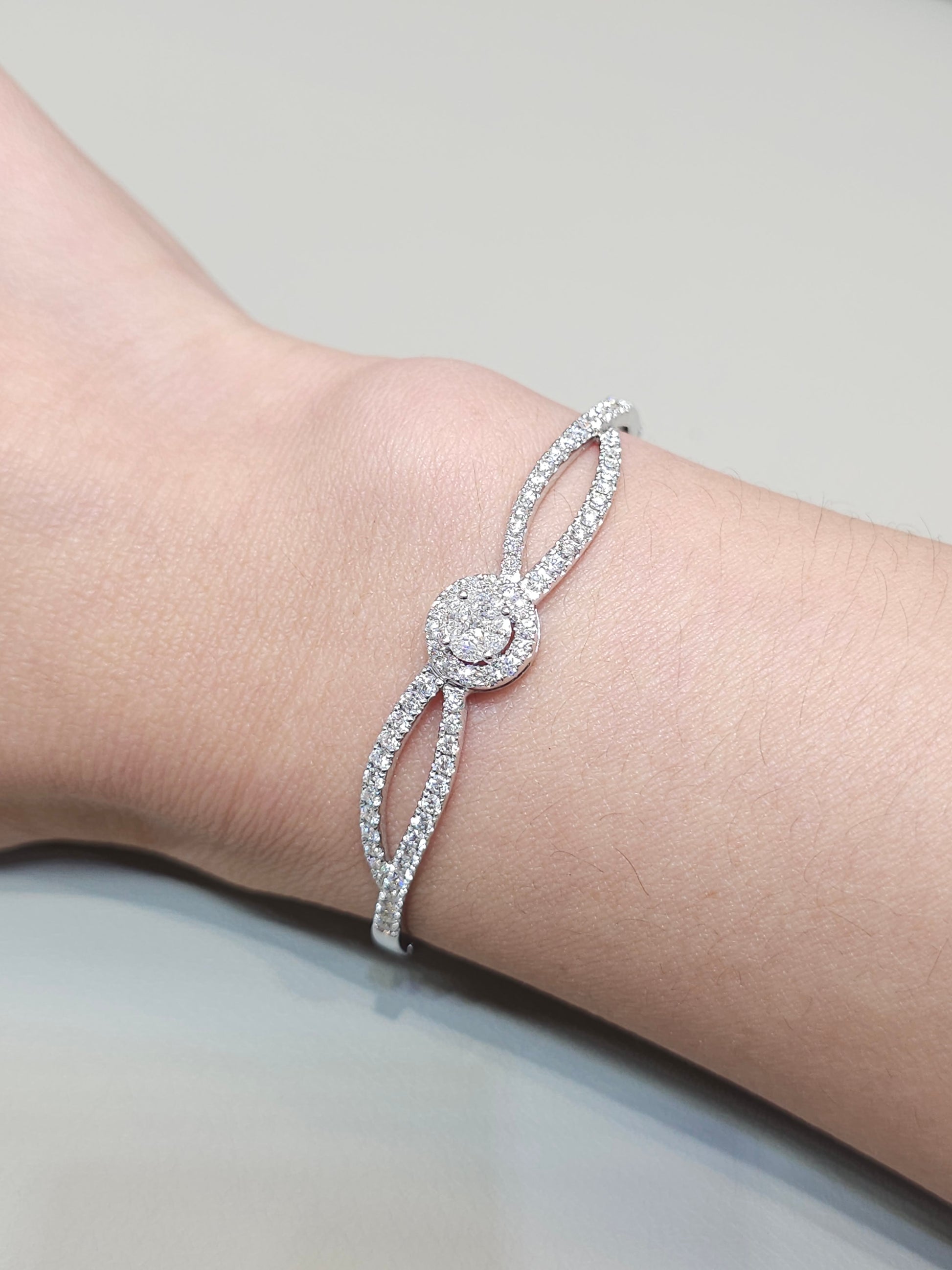 กำไลเพชรแท้ Elysian Embrace ดีไซน์ Infinity พร้อมเพชร Halo ตัวเรือนทองคำขาว 18K จาก S.Diamond