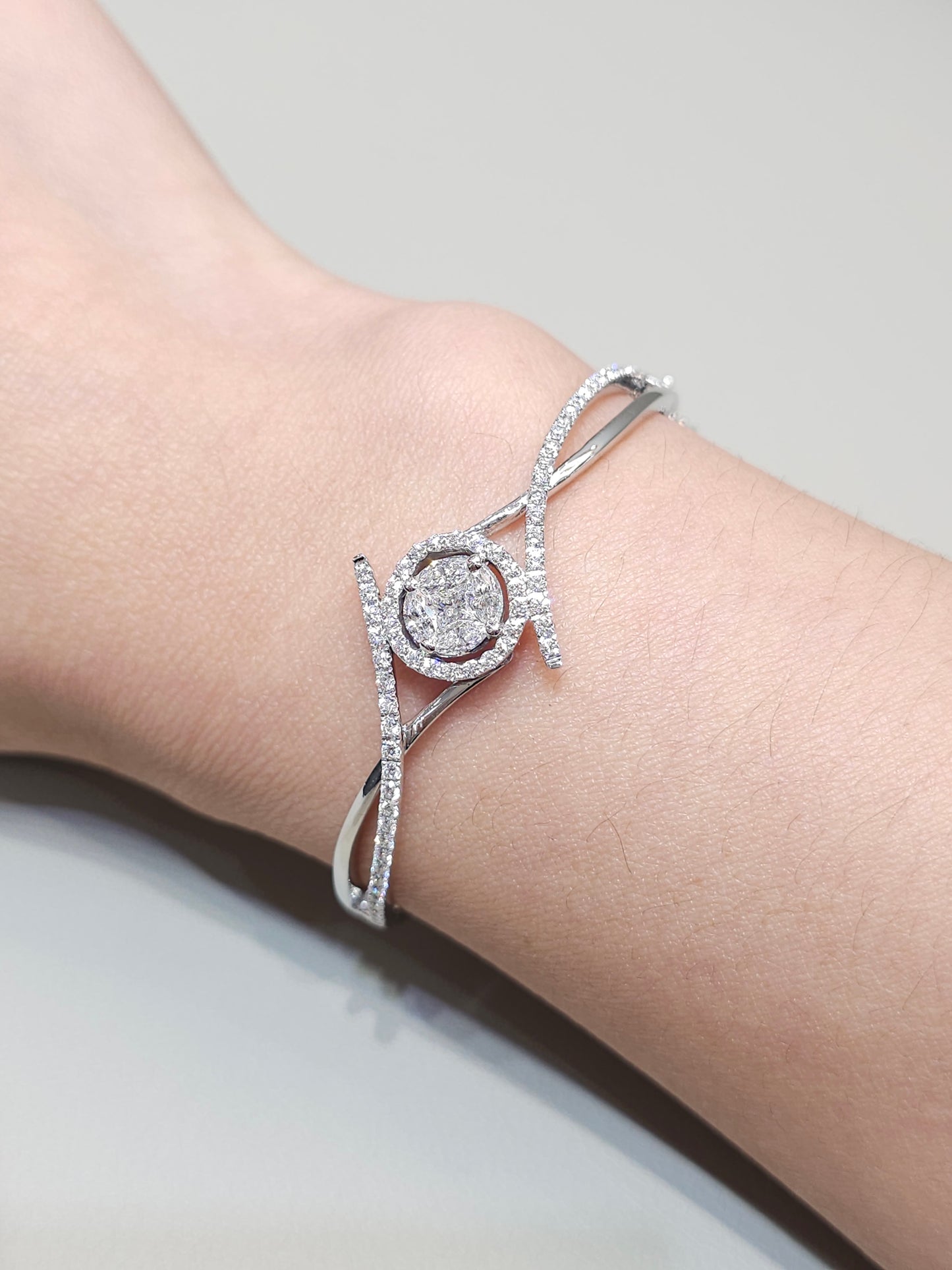 กำไลเพชรแท้ Aurelia Infinity ตัวเรือนทองคำขาว 18K จาก S.Diamond