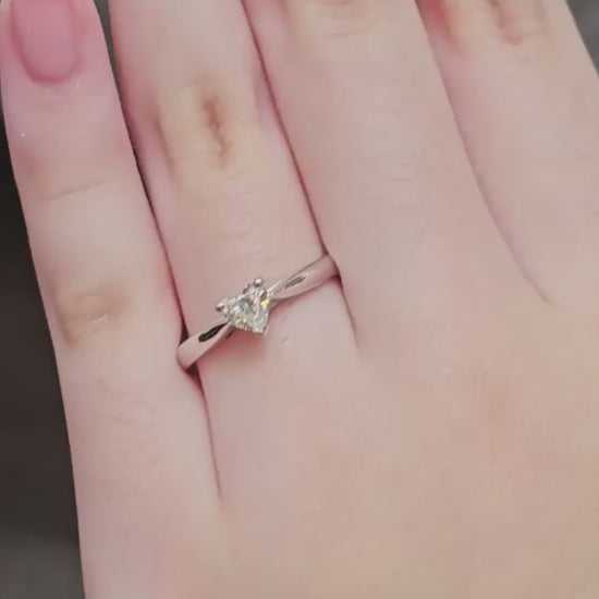  VDO HAERT cat diamond ring white gold
