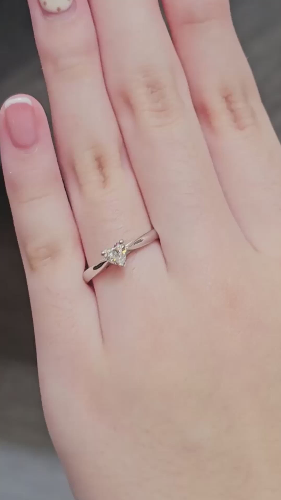  VDO HAERT cat diamond ring white gold
