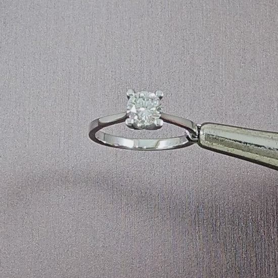 VDO Round cut diamond engagement ring
