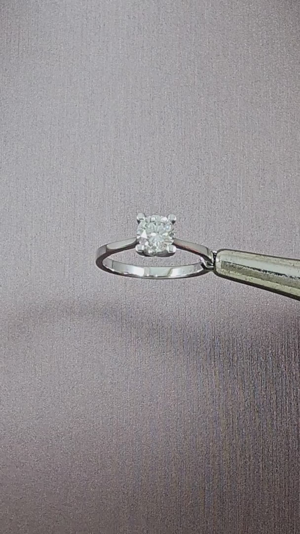 VDO Round cut diamond engagement ring