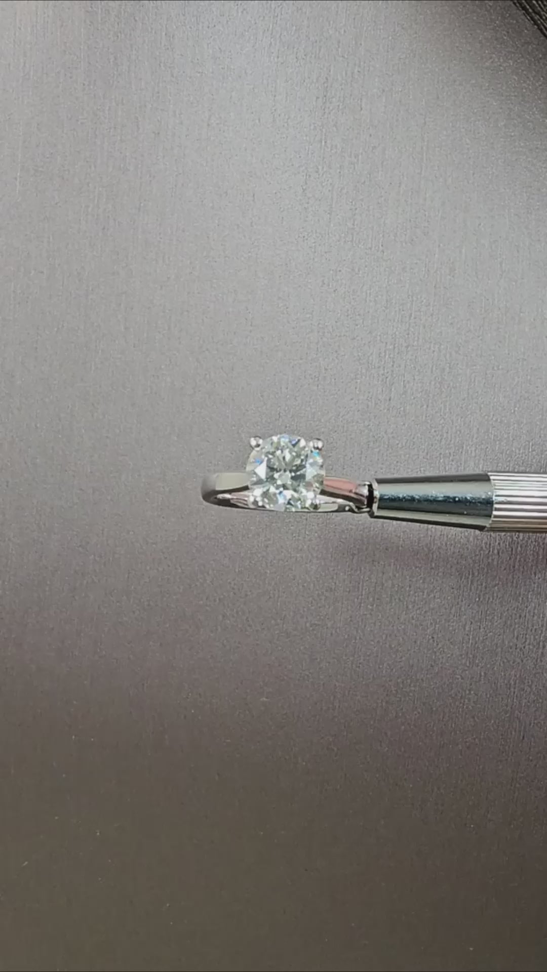 VDO Round natural diamond engagement ring 