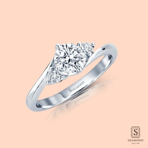 แหวนแต่งงาน Curved Solitaire with Side Diamond