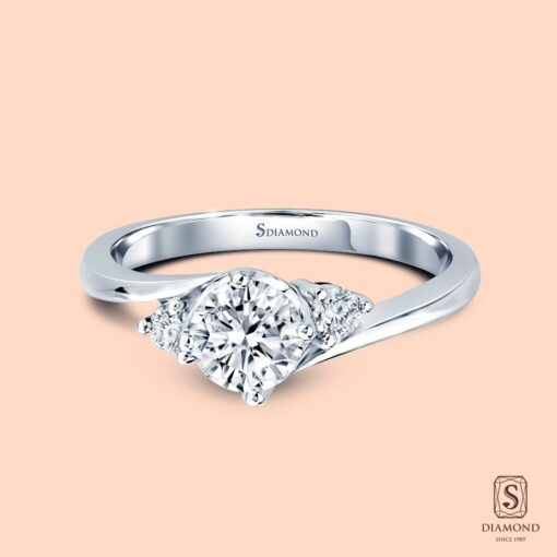 แหวนแต่งงาน Curved Solitaire with Side Diamond - Image 2